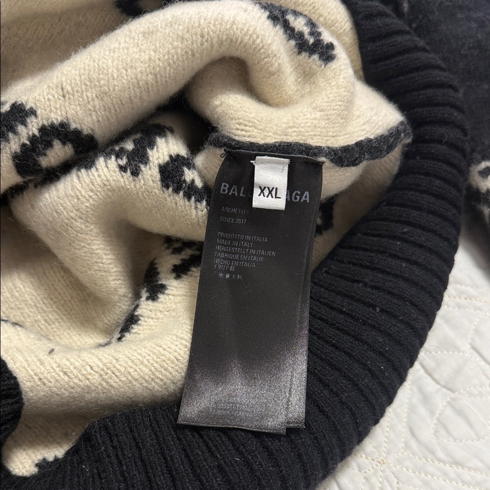 Balenciaga Black and White Logo Sweater - Picture 5 of 9